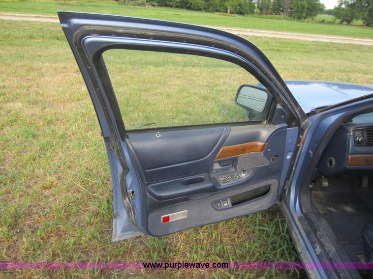 image for item D5559 1994 Ford Crown Victoria LX