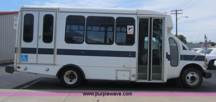 image for item D5567 2000 Chevrolet G3500 transit bus
