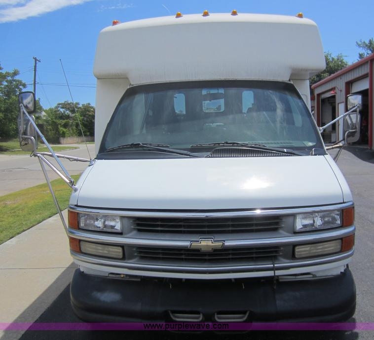 image for item D5567 2000 Chevrolet G3500 transit bus