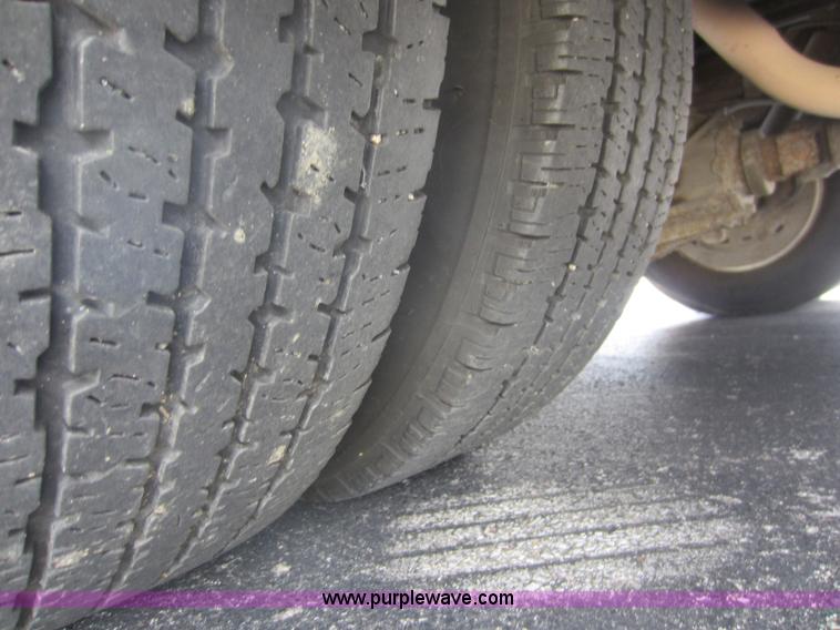 image for item D5567 2000 Chevrolet G3500 transit bus