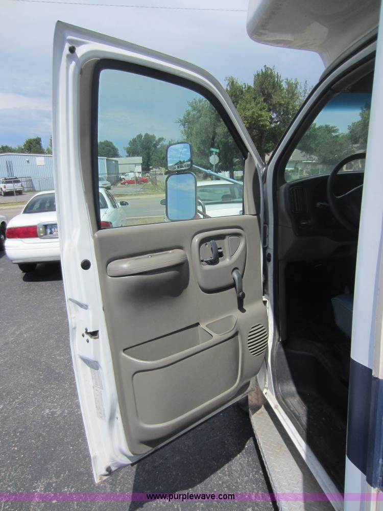 image for item D5567 2000 Chevrolet G3500 transit bus