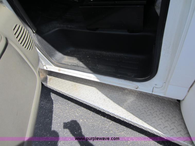 image for item D5567 2000 Chevrolet G3500 transit bus