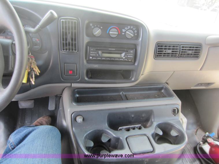 image for item D5567 2000 Chevrolet G3500 transit bus