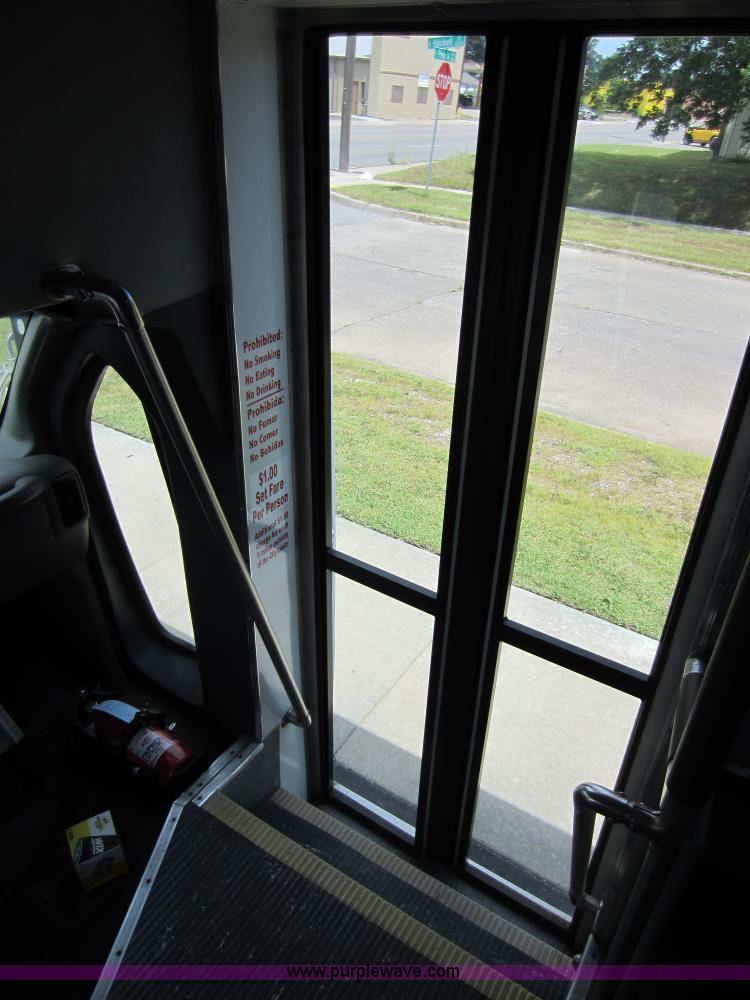 image for item D5567 2000 Chevrolet G3500 transit bus