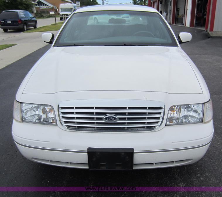 image for item D5570 2000 Ford Crown Victoria