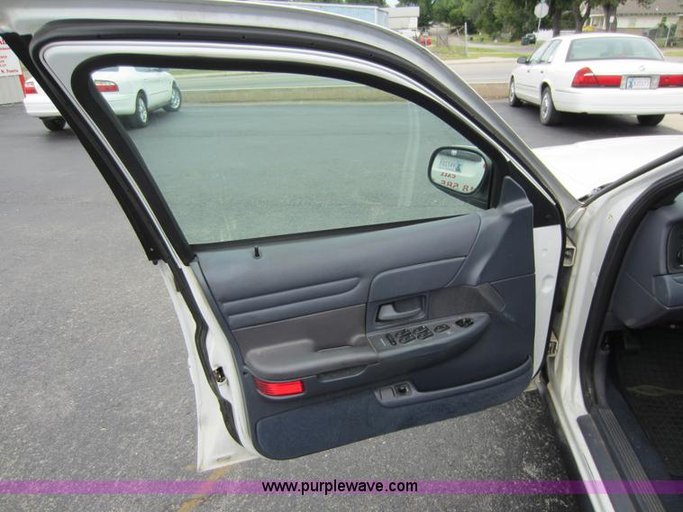 image for item D5570 2000 Ford Crown Victoria