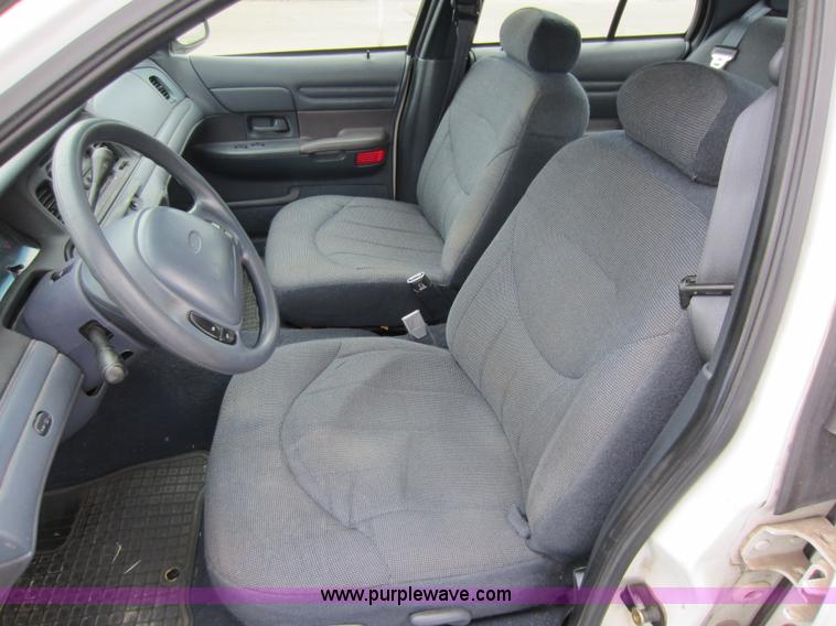 image for item D5570 2000 Ford Crown Victoria