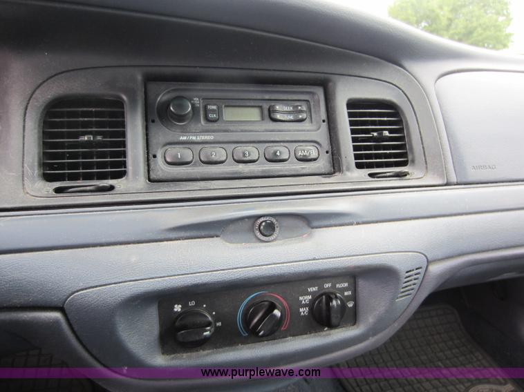 image for item D5570 2000 Ford Crown Victoria