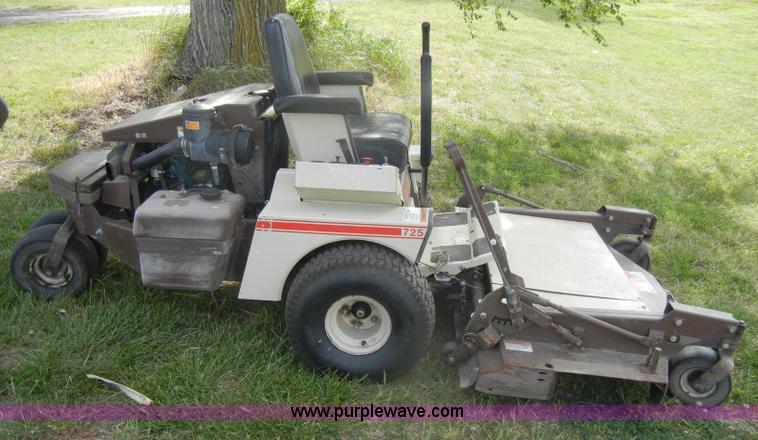 image for item M9546 Grasshopper 725 ZTR lawn mower