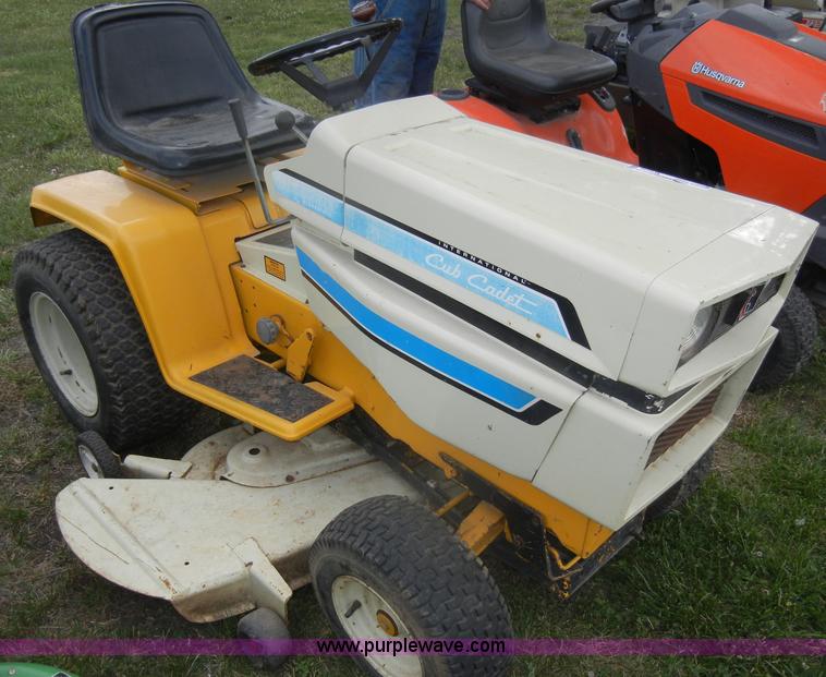 image for item M9548 International Cub Cadet 1650 lawn mower