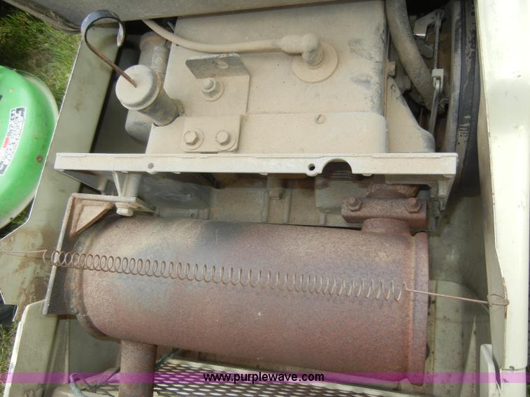 image for item M9548 International Cub Cadet 1650 lawn mower