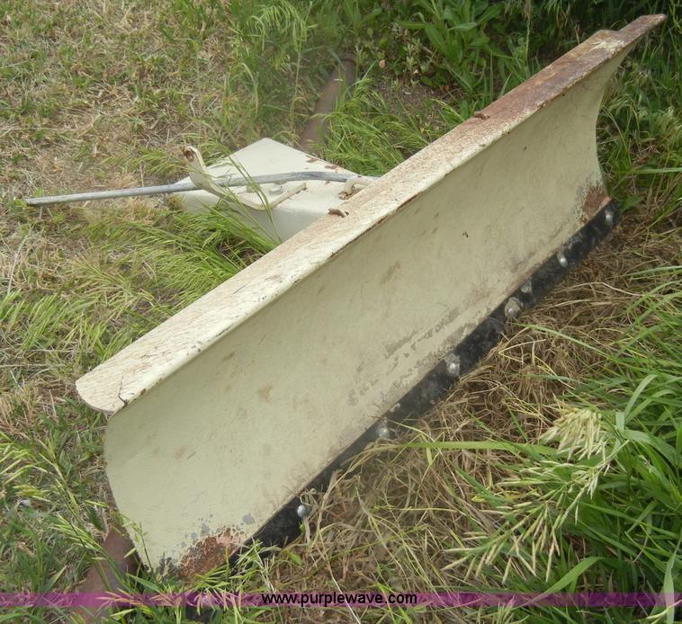 image for item M9548 International Cub Cadet 1650 lawn mower