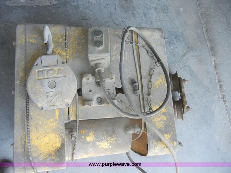 image for item N9770 Dresser Load Lifter 1/2 ton hoist