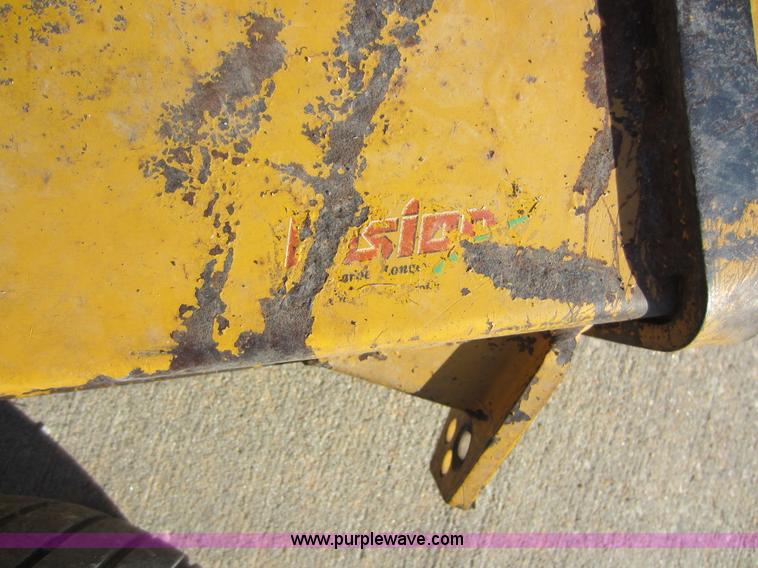 image for item V9097 2005 Hustler Super Z lawn mower