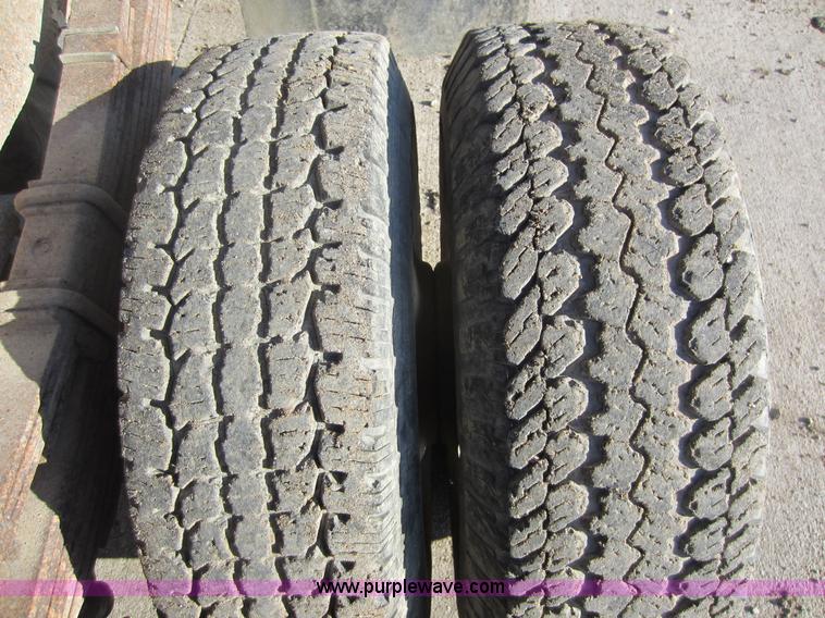 image for item V9102 1994 Ford F350 XL flatbed pickup truck