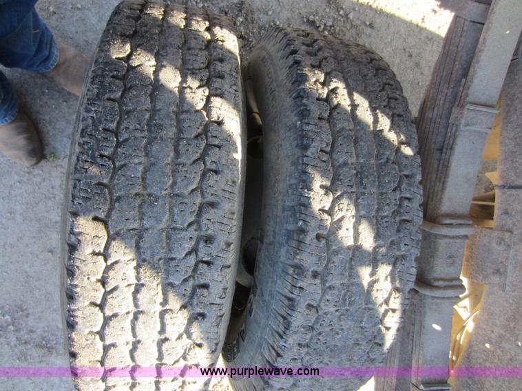 image for item V9102 1994 Ford F350 XL flatbed pickup truck