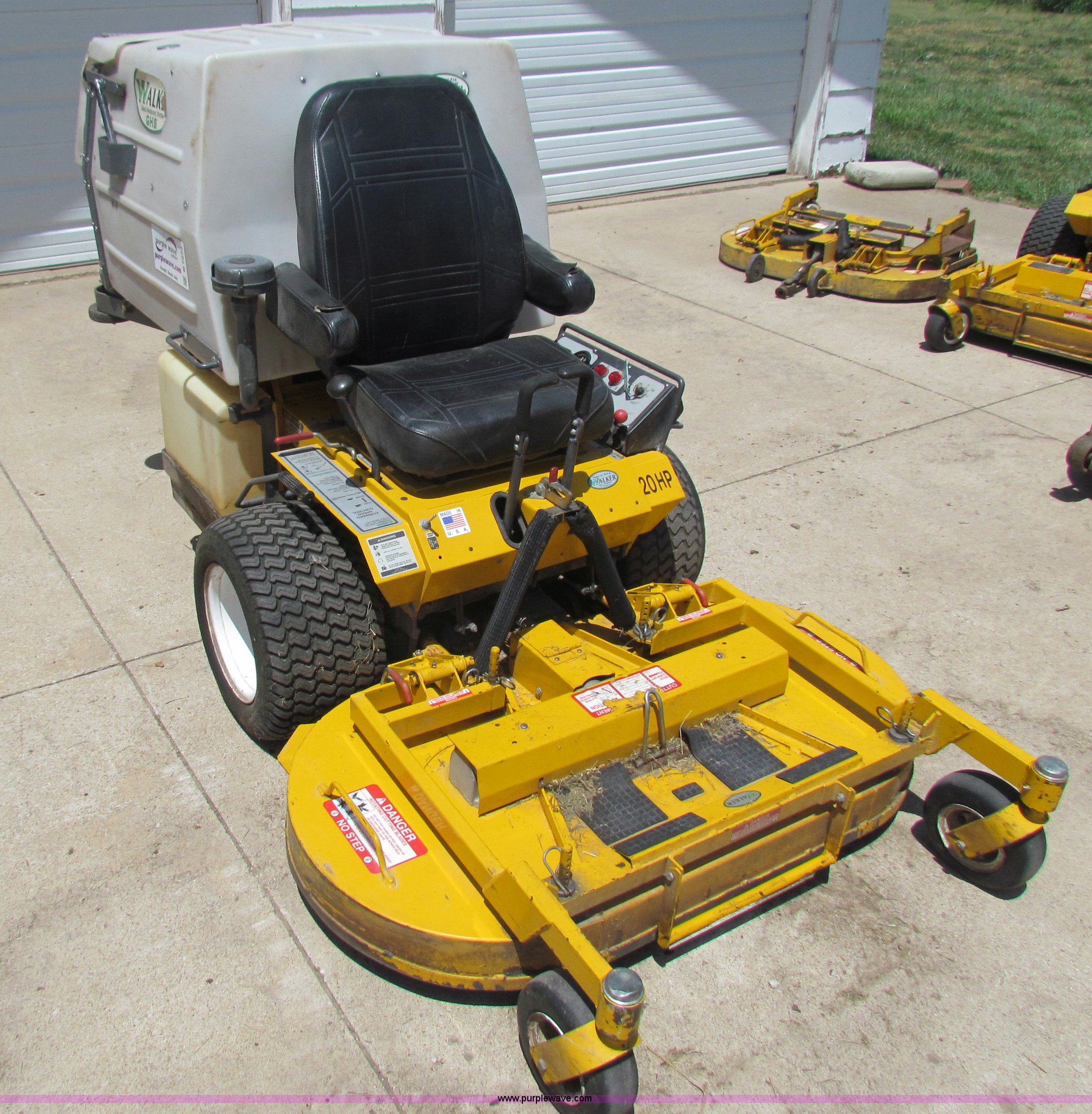 2005 Walker lawn mower in Andover, KS Item B7273 sold Purple Wave