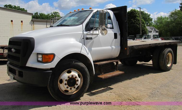 image for item B2709 2004 Ford F650 XL Super Duty flat bed truck