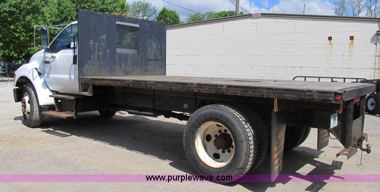 image for item B2709 2004 Ford F650 XL Super Duty flat bed truck