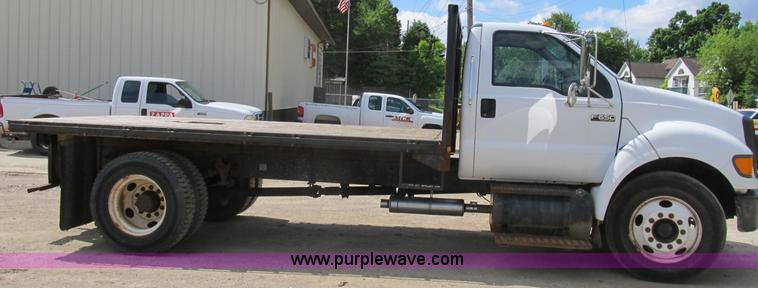 image for item B2709 2004 Ford F650 XL Super Duty flat bed truck