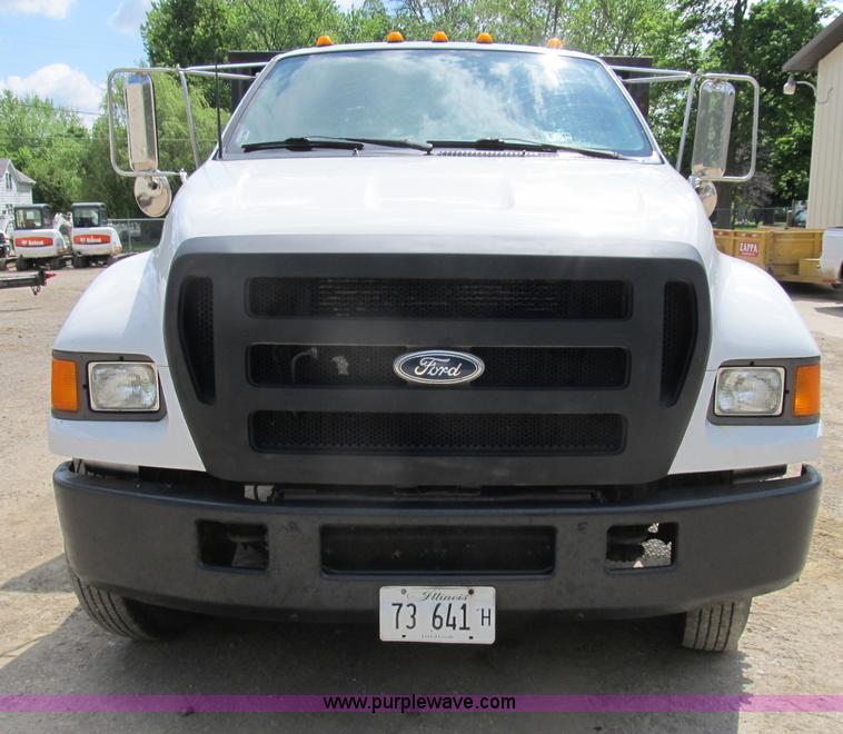 image for item B2709 2004 Ford F650 XL Super Duty flat bed truck