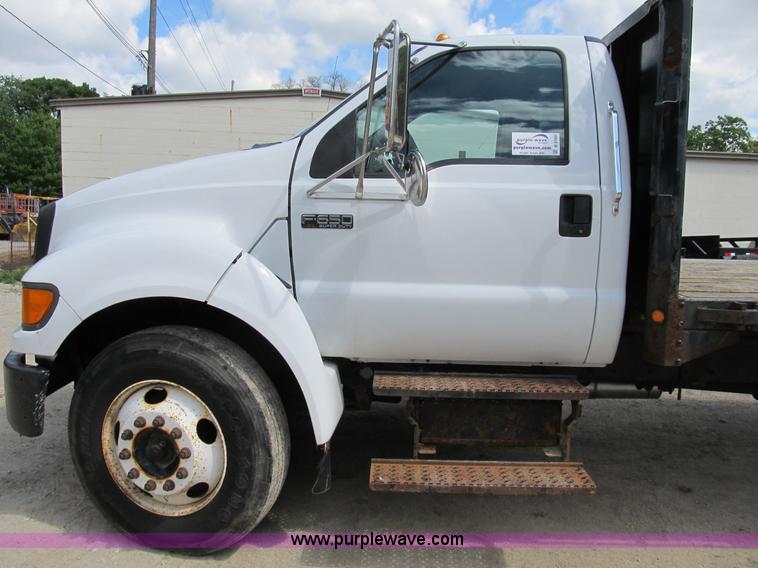 image for item B2709 2004 Ford F650 XL Super Duty flat bed truck
