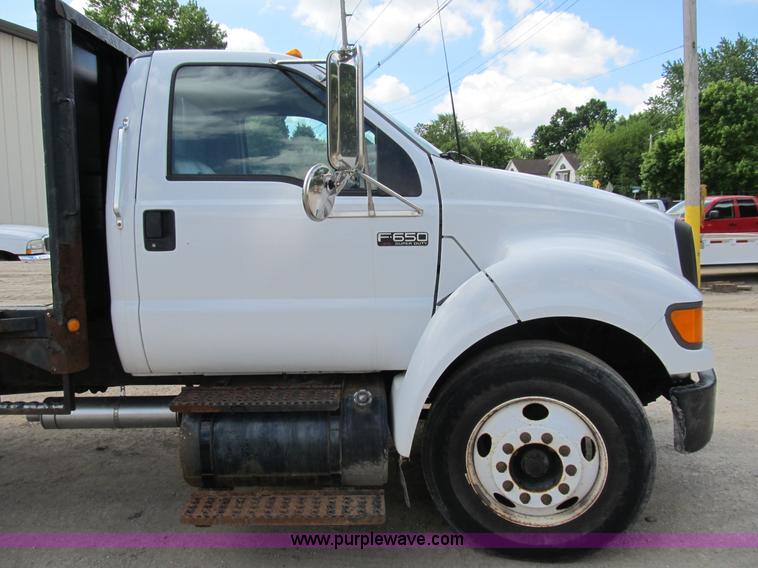 image for item B2709 2004 Ford F650 XL Super Duty flat bed truck