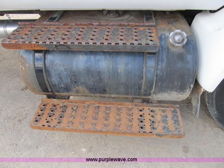 image for item B2709 2004 Ford F650 XL Super Duty flat bed truck