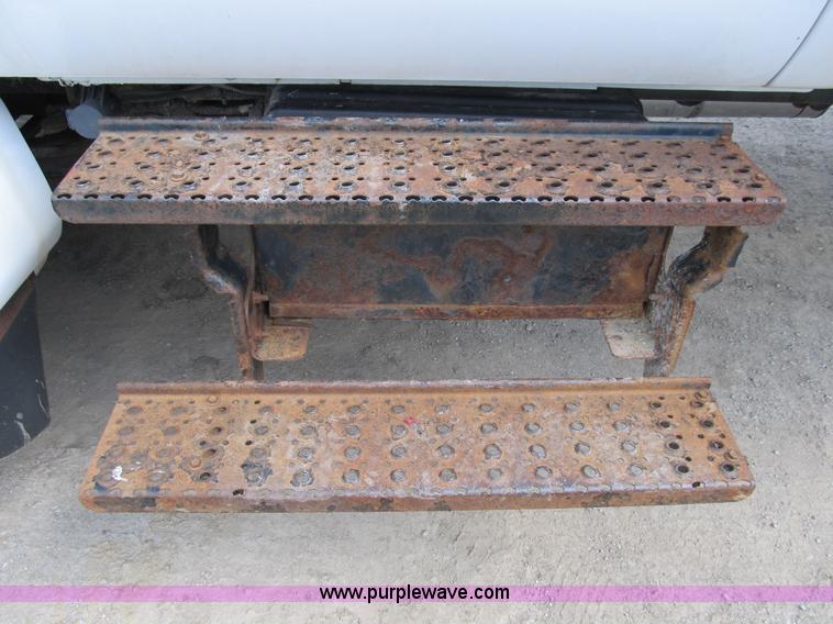 image for item B2709 2004 Ford F650 XL Super Duty flat bed truck