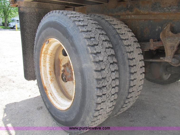 image for item B2709 2004 Ford F650 XL Super Duty flat bed truck