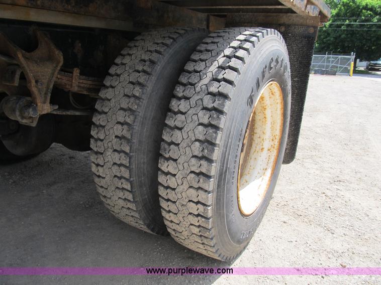 image for item B2709 2004 Ford F650 XL Super Duty flat bed truck