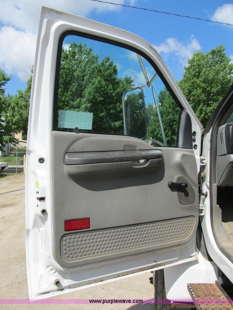 image for item B2709 2004 Ford F650 XL Super Duty flat bed truck