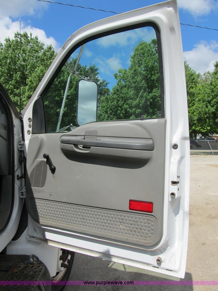 image for item B2709 2004 Ford F650 XL Super Duty flat bed truck