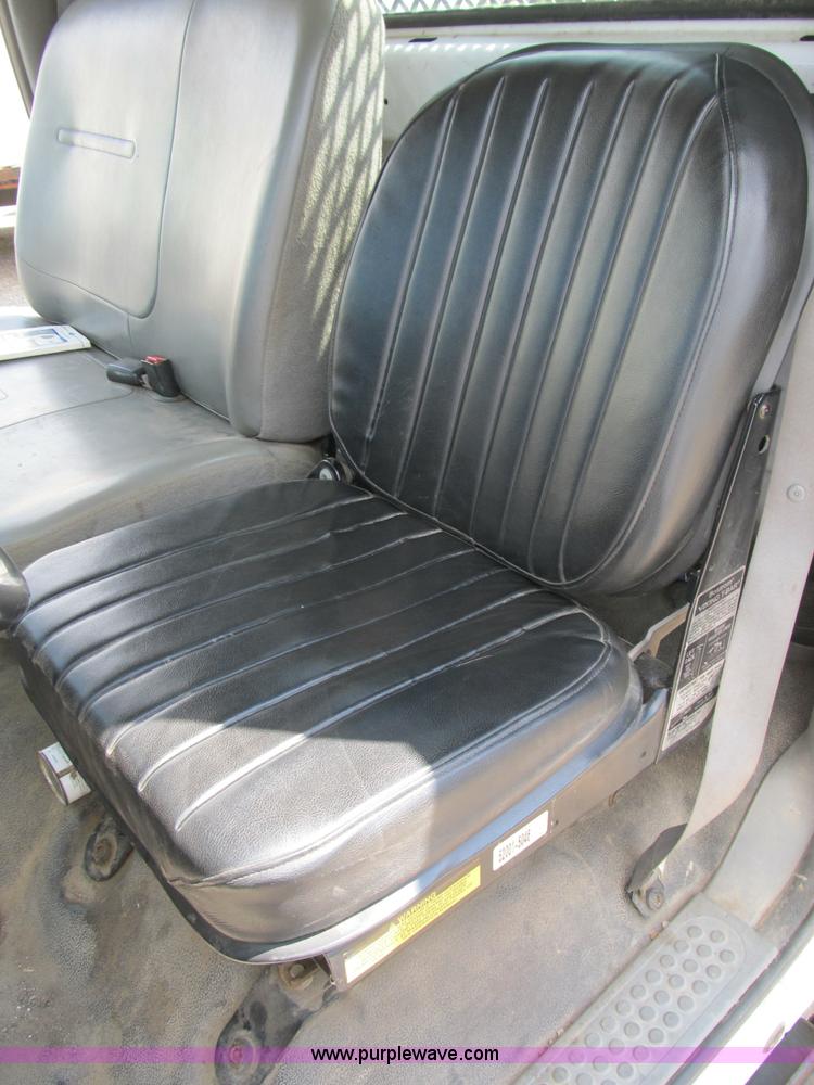 image for item B2709 2004 Ford F650 XL Super Duty flat bed truck