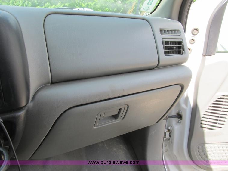 image for item B2709 2004 Ford F650 XL Super Duty flat bed truck