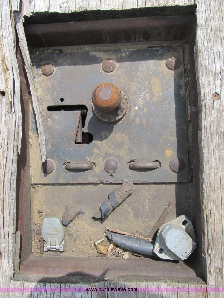 image for item B2709 2004 Ford F650 XL Super Duty flat bed truck