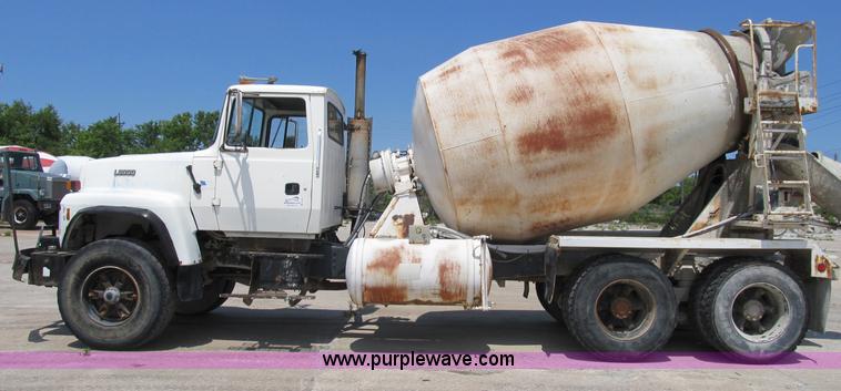 image for item B2710 1995 Ford LT8000 mixer truck