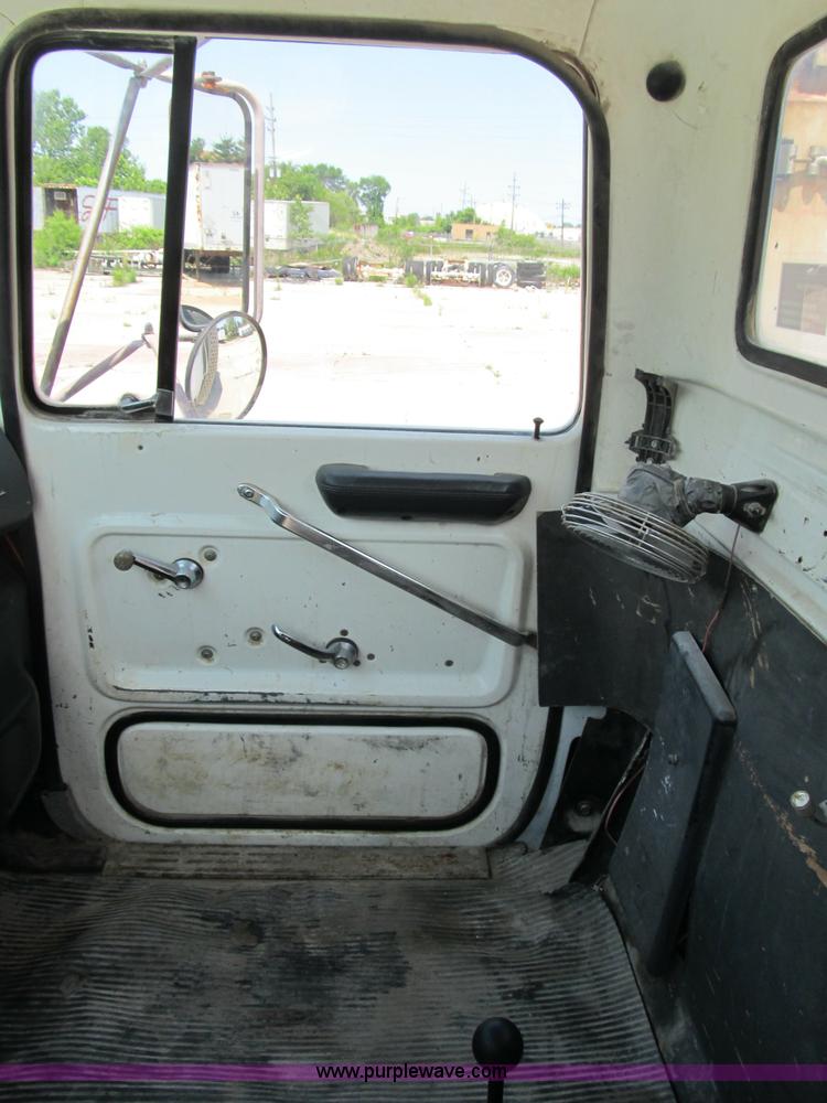 image for item B2710 1995 Ford LT8000 mixer truck