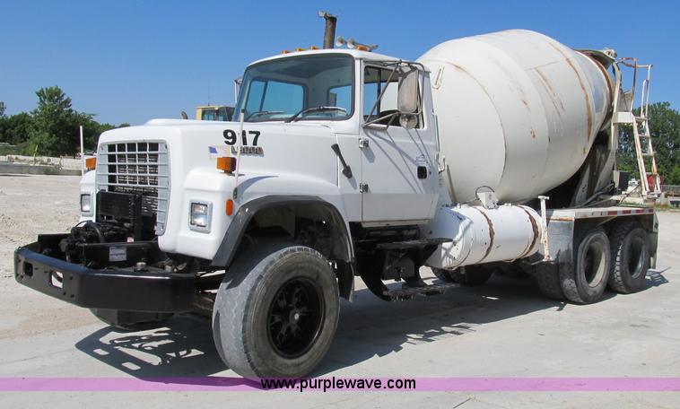 image for item B2714 1995 Ford LT8000 mixer truck