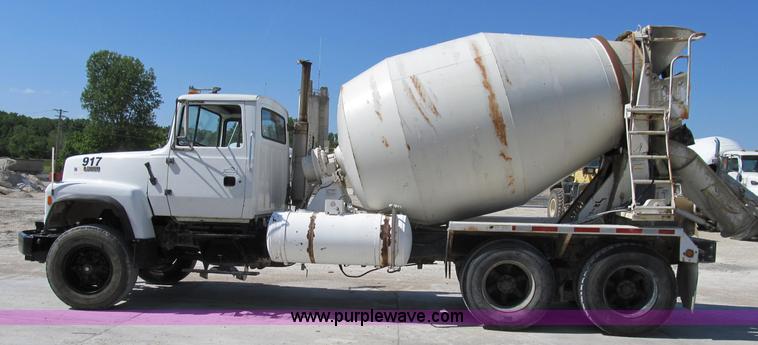 image for item B2714 1995 Ford LT8000 mixer truck