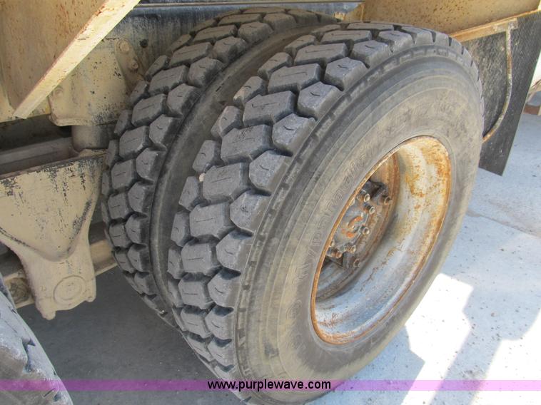 image for item B2714 1995 Ford LT8000 mixer truck