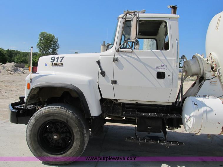 image for item B2714 1995 Ford LT8000 mixer truck