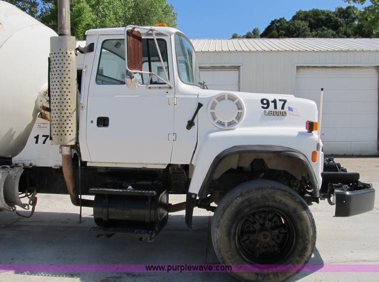 image for item B2714 1995 Ford LT8000 mixer truck