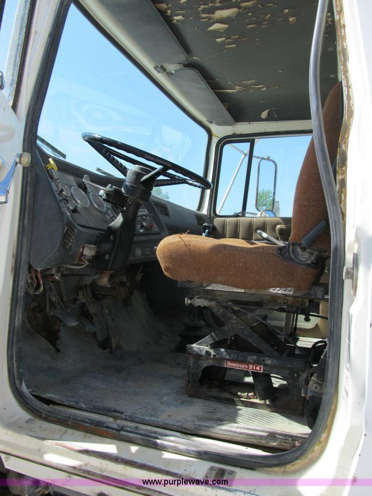 image for item B2714 1995 Ford LT8000 mixer truck