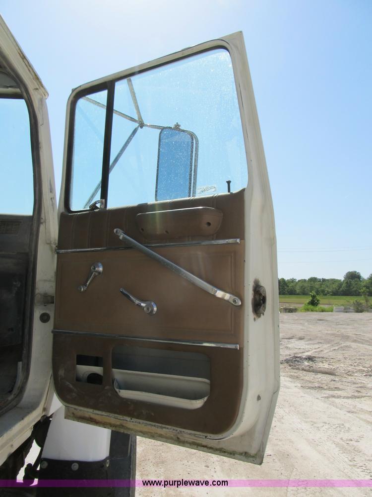 image for item B2714 1995 Ford LT8000 mixer truck