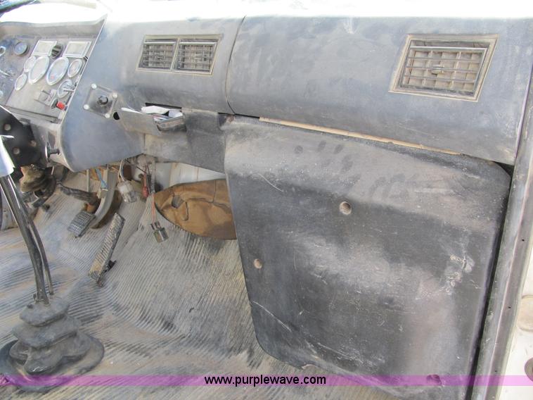 image for item B2714 1995 Ford LT8000 mixer truck