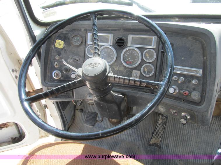 image for item B2714 1995 Ford LT8000 mixer truck