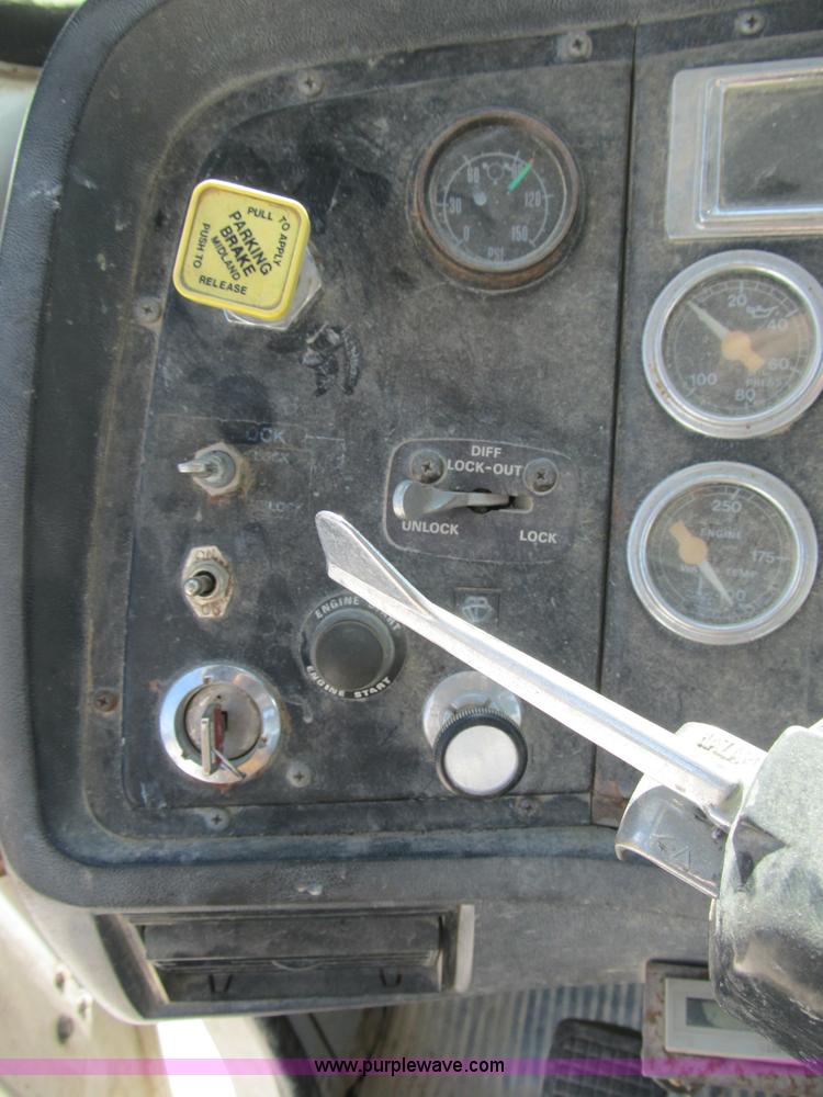 image for item B2714 1995 Ford LT8000 mixer truck