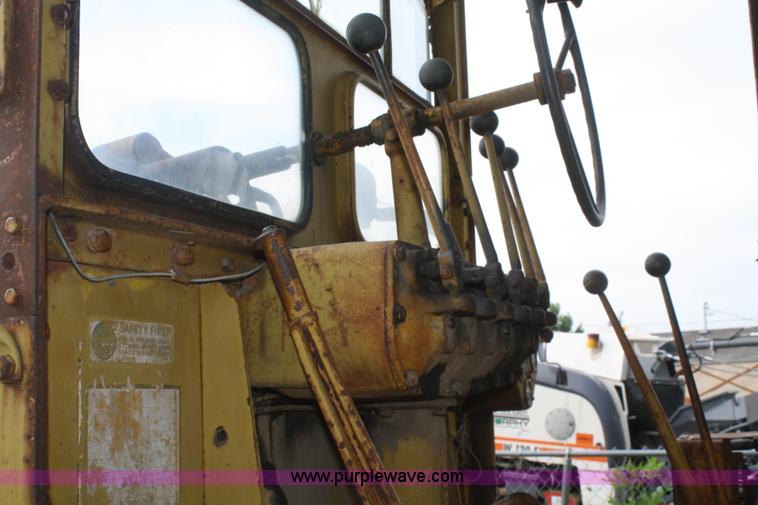 image for item B6608 1950 Caterpillar 112 motor grader