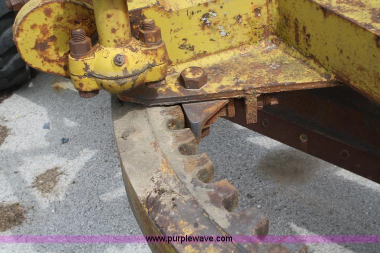 image for item B6608 1950 Caterpillar 112 motor grader